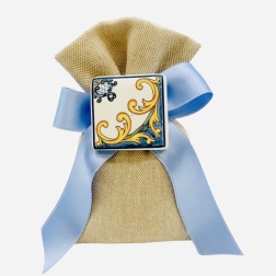 Bomboniera cresima calamita mattonella maiolica Capodimonte sacchetto